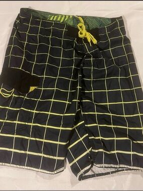 AMP Energy Black/Green Men’s Size 34 Swim Shorts
